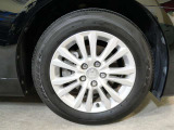 タイヤサイズは215/60R16になります。