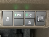 ハンドルの右側にはヘットライトリベライザーとHondaセンシング用のメインスイッチがついています。ヘッドライトリベライザーは道路状況や積荷の加重に応じてライトの高さを調節できます。