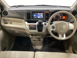 車内は光触媒抗菌消臭施工済です。インパネ周りはスタイリッシュなデザインです。グローブボックスやカップホルダーのほかにトレーなどたくさんの収納スペースが付いています。
