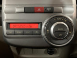 オートエアコン(プッシュ式)操作しやすいプッシュ式コントロールパネルを採用しております。 ♪