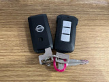 【スマートキー】 スマートキーを携帯していれば、ドアハンドルのボタンを押すだけでロックの解除ができます。