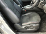 マツダは運転手中心の車つくりを行っております。上部に視認ゾーン、手が届く位置に操作ゾーンを配置し、運転に集中できるコックピットを演出しております☆