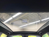 【ガラスルーフ】大型のガラスルーフ搭載で車内の解放感が一気にアップ!開放的なドライブをお楽しみいただけます。
