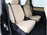 見えないところまで徹底洗浄!中古車をキレイで気持ちよくお乗りいただけるよう、トヨタ認定中古車はしっかりクリーニング。エンジンルームやシートを外した洗浄まで目に見えないところまで徹底的に洗浄しています。