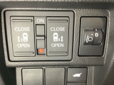 両側電動スライドドアは運転席から操作ができるよう、操作スイッチが付いています。その横にはヘットライトリベライザーのスイッチがついています。道路状況や積荷の加重に応じてライトの高さを調節できます。