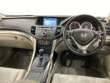 車内は光触媒抗菌消臭施工済です。インパネ周りはスタイリッシュなデザインです。グローブボックスやカップホルダーのほかにトレーなどたくさんの収納スペースが付いています。