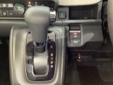 CVT車のセレクトレバーです。低速から高速まで、変速ショックのないスムーズな走りと、エンジン効率のよい領域を維持して燃費にも貢献します。サイドブレーキはスイッチ操作の電子制御パーキングブレーキです。