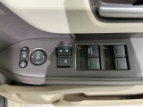 狭い駐車場で便利な電動格納ドアミラーが付いています。