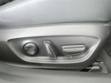 運転席のシート調整を電動で調整できます。無段階調整なので、どなたにもピッタリの調整が可能です。