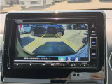 バック駐車が苦手な方や、初めてのお車で不安な方も安心。後方の映像をナビ画面に表示するため、周囲を確認しながらスムーズに駐車できます。