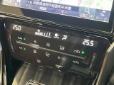 【左右独立型フルオートエアコン】運転席と助手席でそれぞれお好みの温度に設定可能。同乗者にも配慮した、快適な空調をお届け致します。