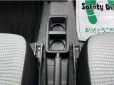 【ドリンクホルダー】センターコールには二つのドリンクフォルダーがございます!運転席と助手席の真横なので、飲みたい時にすぐ取れますよ♪