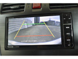 車両後方の映像を車内のディスプレイに表示し、駐車時や後退時の障害物や歩行者の確認を補助します。 広角レンズを採用し、広い範囲を映し出すことができます。