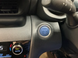 【ENGINE START/STOP】スマートキーをポケットやバッグに入れたままで、キーを差し込むことなくボタンを押すだけでエンジンが始動します。