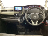 車内は光触媒抗菌消臭施工済です。インパネ周りはスタイリッシュなデザインで機能や装備も充実しています。グローブボックスやカップホルダーのほかにトレーなどたくさんの収納スペースが付いています。