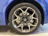 BMWの純正アロイホイールは軽量かつ強度にも優れているホイールで走行性能を引き上げる設計になっております。足元にもBMWは妥協がなくこだわっている個所になります。