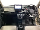 車内は光触媒抗菌消臭施工済です。インパネ周りはスタイリッシュなデザインで機能や装備も充実しています。グローブボックスやカップホルダーのほかにトレーなどたくさんの収納スペースが付いています。