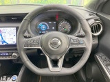 インテリアに合わせたデザインのステアリングは、運転される方のことも考え、運転しやすい形状、大きさです。是非一度、実際に触ってお確かめください。