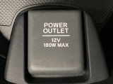 アクセサリーソケットはUSBのアダプターなどをつければ、スマホの充電にも使えます。周辺には物が置けるボックスがついています。