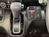 CVT車のセレクトレバーです。低速から高速まで、変速ショックのないスムーズな走りと、エンジン効率のよい領域を維持して燃費にも貢献します。サイドブレーキはスイッチ操作の電子制御パーキングブレーキです。
