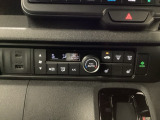 自動で室温調整を行うオートエアコンに加え、前席には身体を素早く温めるシートヒーターを搭載。冬場の快適性が大幅に向上します。