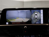 【パノラミックビュー&ワイドフロントビュー】見通しの悪い交差点などでも、車両の前後左右に設置したカメラによって、ワイドな左右視界をナビ画面に表示します。