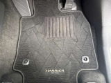 運転席フロアマットです。使用感は少しありますが、目立った汚れや損傷はありません。