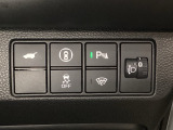 ハンドルの右側にはヘットライトリベライザーとHondaセンシング用のメインスイッチがついています。ヘッドライトリベライザーは道路状況や積荷の加重に応じてライトの高さを調節できます。