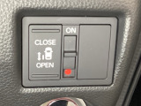 左側電動スライドドアは運転席からでも操作ができるように、ハンドル付近に開閉の操作スイッチが付いています。