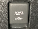 アクセサリーソケットはUSBのアダプターなどをつければ、スマホの充電にも使えます。周辺には物が置けるボックスがついています。