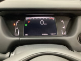 デジタル表示のスピードメーターとタコメーター、燃費やオドメーターなどの表示の他に、ホンダセンシング機能などの表示もできる多機能なマルチインフォメーション・ディスプレイです。