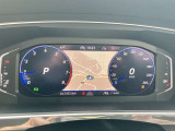 先進のデジタル液晶メーター(Digital Cockpit Pro)採用の車両です。運転席前にはヘッドアップディスプレイつき 車速やナビゲーション情報を前方に映し出します