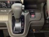 CVT車のセレクトレバーです。低速から高速まで、変速ショックのないスムーズな走りと、エンジン効率のよい領域を維持して燃費にも貢献します。サイドブレーキはスイッチ操作の電子制御パーキングブレーキです。