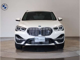 【BMWの伝統】BMWの特徴的な&ldquo;キドニーグリル&rdquo;は、80年以上続く伝統の形でございます。変わらないこだわりのデザインが、プレミアムブランド&ldquo;BMW&rdquo;を創り出します。