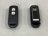 スマートキーを装備しています。鍵を差し込むことなくドアロックの開け閉めと、スタートボタン操作でのエンジンスタートができます。スペアキーも同じものを用意しております。