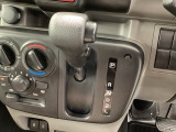 インパネシフトを採用しているので、前席の足元も広々としています。運転席と助手席の行き来もスムーズです!