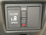 左側電動スライドドアは運転席からでも操作ができるように、ハンドル付近に開閉の操作スイッチが付いています。