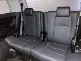 3列目シートは跳ね上げ式で折りたたみ可能です。キャンプ用品など大きな荷物もばっちり収納可能です!