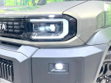 【LEDヘッドライト】悪天候や夜間走行時も良好な視界を確保し安心して運転できる高輝度LEDヘッドライトを装備!点灯速度が早く、消費電力も抑えられています。