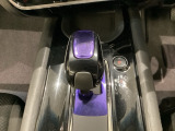 ハイブリッド専用セレクトレバーです。シフトチェンジを電子信号で送信するセレクトレバーを採用していますので、軽快でスマートな操作を楽しめます。