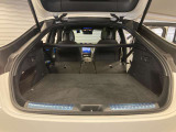 当店でお車をご購入のお客様はオーナー様専用保険「メルセデス・ベンツ保険」にご加入頂けます。飛来物によるフロントガラス破損やパンクによるタイヤ交換の際に、修理費用の一部をお支払いしております。