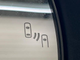 【ブラインドスポットモニター】走行中、ドアミラーの死角になりやすい箇所に後続車が接近するとサイドミラー付近に警告を表示、ドライバーに注意喚起をしてくれます。