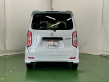 後席の窓には外から車内が見えにくくなるプライバシーガラスを採用。周りを気にせずリラックスして過ごせます