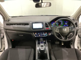車内は光触媒抗菌消臭施工済です。スタイリッシュなデザインでスポーティなインパネ周りを演出します。グローブボックスやカップホルダーのほかにトレーなどたくさんの収納スペースが付いています。