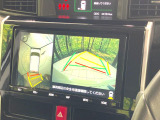 【パノラミックビューモニター】専用のカメラにより、上から見下ろしたような視点で360度クルマの周囲を確認することができます☆死角部分も確認しやすく、狭い場所での切り返しや駐車もスムーズに行えます。