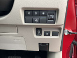 ハンズフリーオートスライドドア〈両側〉(挟み込み防止機構付)は運転席からも開閉可能。また、荷物やお子さまの抱っこで両手がふさがっていても、片足を振り入れるだけでスライドドアが開閉できます。