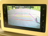 【バックカメラ】駐車時に後方がリアルタイム映像で確認できます。大型商業施設や立体駐車場での駐車時や、夜間のバック時に大活躍!運転スキルに関わらず、今や必須となった装備のひとつです!