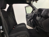 女性でも運転がしやすいように、シートの高さ調整機能(シートリフター)がついています。運転席と助手席の間が空いている為、助手席側への移動がスムーズです。交通量の多い道でも助手席側から乗り降りができます。