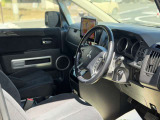 視界が広く運転しやすいコックピット。ナビも装備しています。