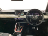 車内は光触媒抗菌消臭施工済です。インパネ周りはスタイリッシュなデザインで機能や装備も充実しています。グローブボックスやカップホルダーのほかにトレーなどたくさんの収納スペースが付いています。